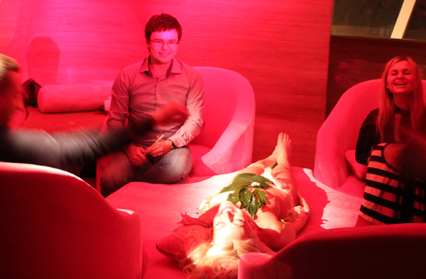 стол голая девушка