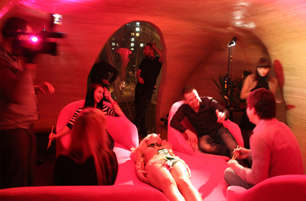 стол голая девушка